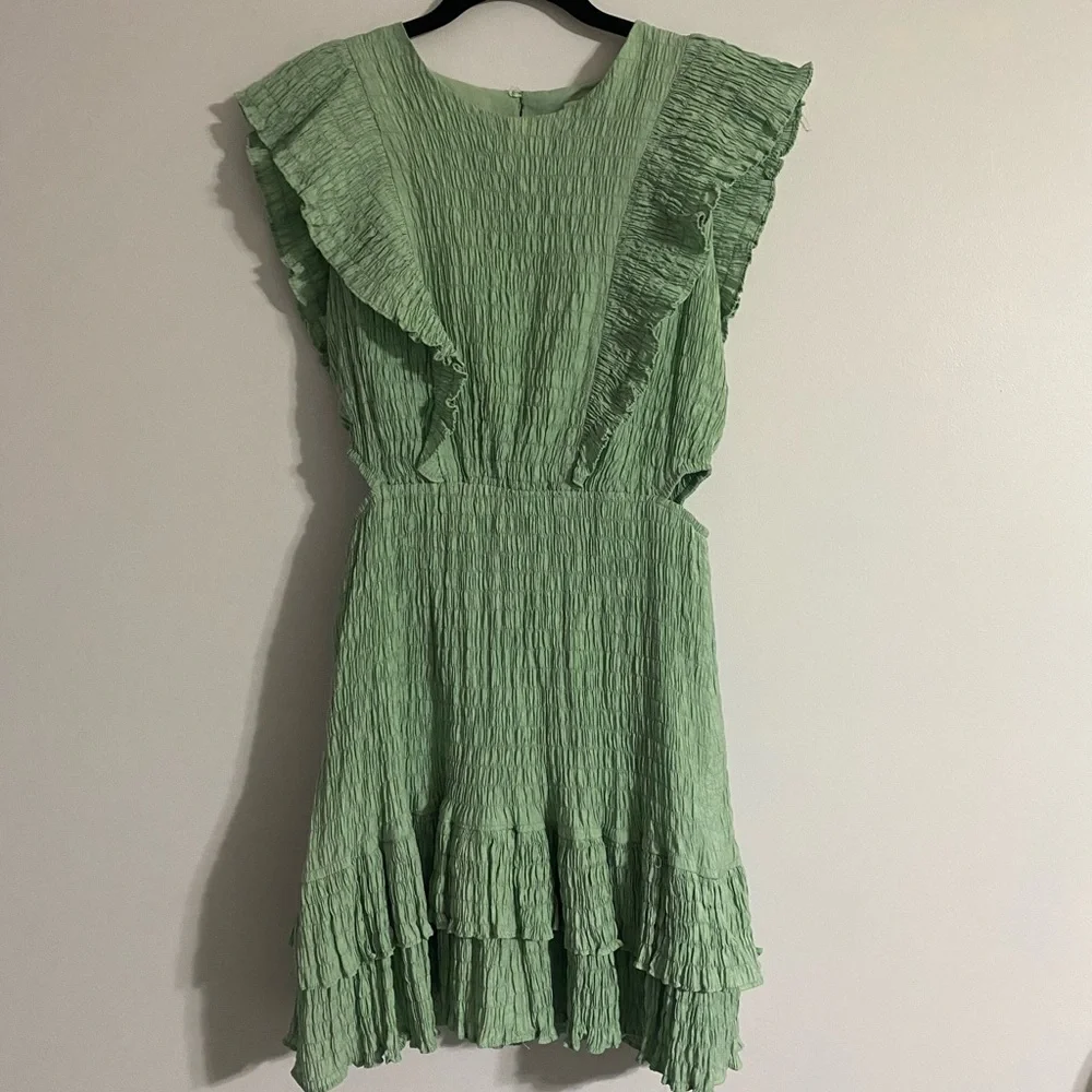 Day+Moon Green Smocked Textured Ruffle Dress - Picture 4 of 11